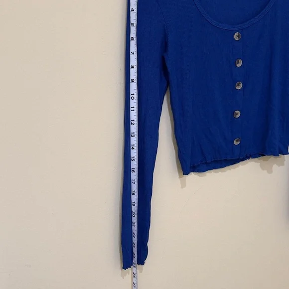Mandee Royal Blue closed Button-Up Crop Top women’s long sleeve Size Medium NWOT - Picture 6 of 7